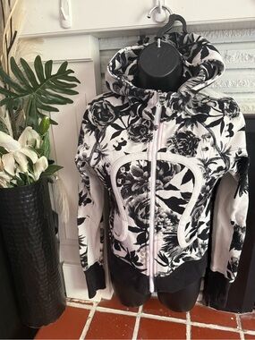 lululemon athletica Black & White Floral Zip Scuba Hoodie Jacket Size 4